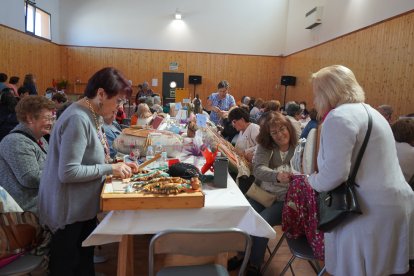 Encuentro de bolilleras en León. J. NOTARIO