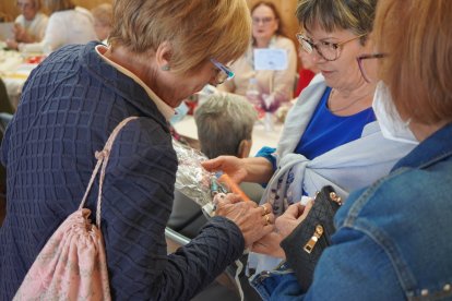 Encuentro de bolilleras en León. J. NOTARIO