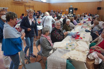 Encuentro de bolilleras en León. J. NOTARIO