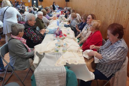 Encuentro de bolilleras en León. J. NOTARIO