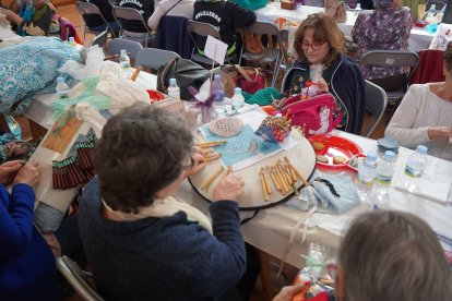 Encuentro de bolilleras en León. J. NOTARIO