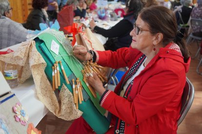 Encuentro de bolilleras en León. J. NOTARIO