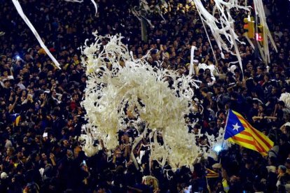 Miles de personas se concentran este miércoles en la Gran Via de Barcelona convocados por los Comités en Defensa de la República (CDR) y lanzan papel higiénico al aire bajo el lema
