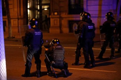 Mossos d'Esquadra durante los disturbios. TONI ALBIR