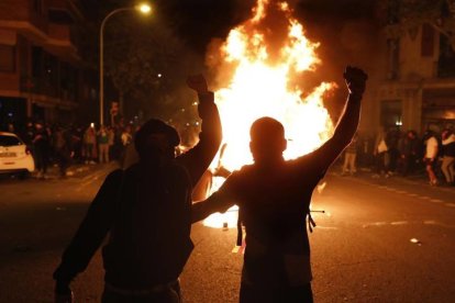 Manifestantes durante los disturbios. ANDREU DALMAU