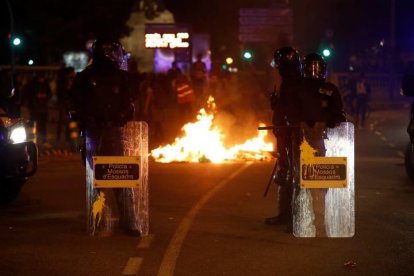 Agentes de los Mossos d'Esquadra durante los disturbios. ANDREU DALMAU