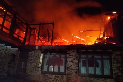 La cubierta de la vivienda y la primera planta quedaron totalmente destruidas. BOMBEROS DE PONFERRADA