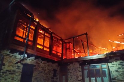 Cuando llegaron los bomberos, la cubierta de la vivienda de grandes dimensiones ya había colapsado por efecto del fuego y también estaba seriamente afectada una buena parte de la primera planta. BOMBEROS DE PONFERRADA