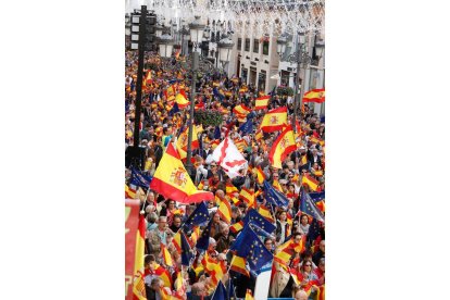 Manifestación convocada por la derecha contra la amnistía a los independentistas catalanes. MARISCAL / AGENCIA EFE