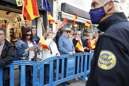 Manifestación convocada por la derecha contra la amnistía a los independentistas catalanes. MARISCAL / AGENCIA EFE