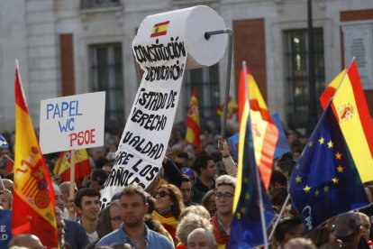 Manifestación convocada por la derecha contra la amnistía a los independentistas catalanes. MARISCAL / AGENCIA EFE