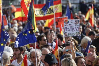 Manifestación convocada por la derecha contra la amnistía a los independentistas catalanes. MARISCAL / AGENCIA EFE