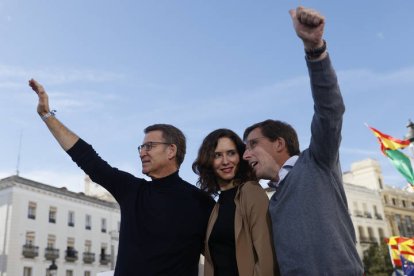 Manifestación convocada por la derecha contra la amnistía a los independentistas catalanes. MARISCAL / AGENCIA EFE