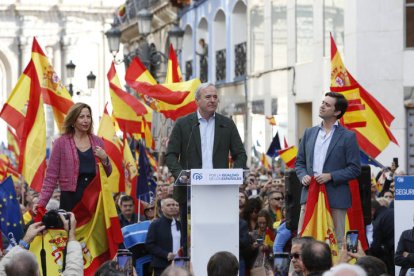 Manifestación convocada por la derecha contra la amnistía a los independentistas catalanes. MARISCAL / AGENCIA EFE