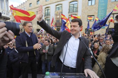 Multitudianaria concentración convocada por el PP en Salamanca este domingo, a la que acuden, según fuentes de la Policía Nacional unas 20.000 personas, contó con la presencia del presidente autonómico Alfonso Fernández Mañueco, en la imagen. J. M. GARCÍA