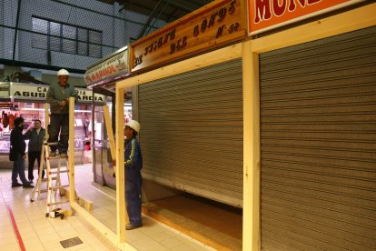 Los trabajadores ya se mueven por el intrior del mercado. FERNANDO OTERO PERANDONES