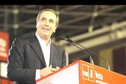 «Estoy seguro de que vamos a ganar las elecciones con toda la fuerza de la democracia porque lo merecemos. Lo haremos por León, por España y con mayoría suficiente para ponernos en la senda del progreso». El discurso del cabeza de lista del PSOE leonés al Congreso y ministro de Defensa durante la última legislatura, José Antonio Alonso, fue enérgico, fluido y, sobre todo, firme, nada que ver con el que pronunció hace cuatro años en el mismo escenario, cuando el auditorio le pedía repetidamente que subiera el volumen de la voz.