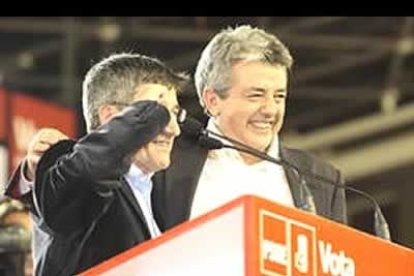 El multitudinario mitin con el que el PSOE abrió la campaña electoral en León fue abierto por el alcalde de la capital, Francisco Fernández, quien arrancó el primer aplauso con la siguiente frase: «Desde aquí [en el escenario, frente al auditorio] se ve una buena fotografía para León y mala para el PP porque veo un León optimista e ilusionado». Francisco Fernández, al igual que el siguiente orador, el secretario del PSOE leonés, Miguel Martínez, se refirieron al «León del siglo XXI» como el objetivo que deben fijarse los leoneses, por lo que pidieron el voto para cuatro años de continuidad de un Gobierno de Zapatero.