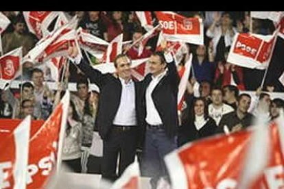 José Luis Rodríguez Zapatero hizo balance de los frutos emblemáticos que la provincia leonesa ha recogido en sus cuatro años de estancia en La Moncloa: 30.000 empleos, el Inteco, el Centro Nacional de Denuncias, el Centro del Carbón del Bierzo para desgranar «lo que queda por hacer». A continuación, el candidato socialista subrayó que en los próximos cuatro años «me propongo que León siga creando empleo, siendo referencia nacional en centros de investigación y desarrollo avanzado y, sobre todo, que esté situada en el centro de España porque va a tener las mejores infraestructuras que podemos imaginar y soñar».