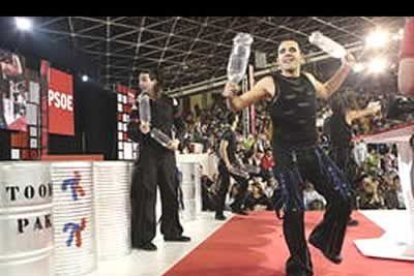 El vídeo inicia el espectáculo mediático del mitin, que se convierte en un pequeño show de entretenimiento por unos minutos con la llegada de un grupo de percusionistas que precalientan el ambiente. Desde las gradas, destaca el marchoso compás que mantiene con la música de tambores la candidata socialista al Senado Ana Luisa Durán.