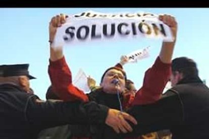 No faltaro protestones de todo tipo: funcionarios de Justicia en huelga desde hace tres semanas, detractores de la pretendida línea de alta tensión Sama-Velilla, trabajadores municipales despedidos, afectados por el caso Afinsa. «El talante ZP, en justicia no se ve», gritaba el grupo de funcionarios de justicia que fueron desalojados repetidamente del pabellón cuanto trataban de manifestarse ante Zapatero. Algunos de los huelguistas protagonizaron enfrentamientos con los numerosos agentes especiales de la policía nacional que blindaron el edificio hasta el punto de cortar el paso en el puente sobre el Bernesga.