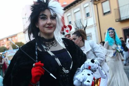 Cruella de Vil con sólo uno de sus 101 dálmatas | Ramiro