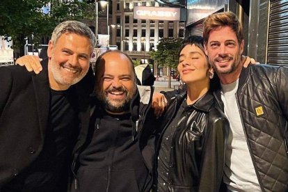 Roberto Enriquez con el elenco de la serie ‘Montecristo’. INSTABRAM