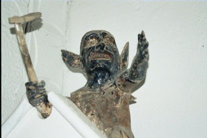 Detalle del altar de la ermita de Paraxis ( Balboa ) con la imagen del diablo, RAQUEL F. CRUZ
