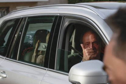 El rey Juan Carlos saluda al llegar en Sanxenxo (Pontevedra) a casa de su amigo íntimo y anfitrión Pedro Campos. LAVANDEIRA JR