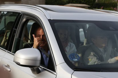 Juan Carlos I, que para contestar ha dibujado un 