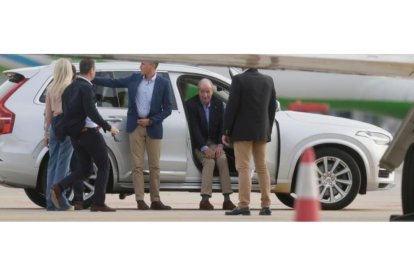 El emérito entra en el coche que le trasladará hasta la casa de su amigo Pedro Campos. GONZALO GARCÍA | DIARIO DE PONTEVEDRA