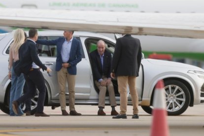 El emérito entra en el coche que le trasladará hasta la casa de su amigo Pedro Campos. GONZALO GARCÍA | DIARIO DE PONTEVEDRA