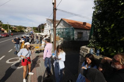 Mucha gente espera en la casa de Pedro Campos la llegada de Juan Carlos I. LAVANDEIRA JR