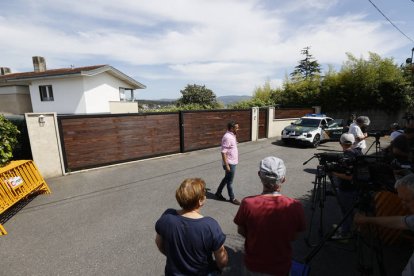 Son muchos los medios que hacen calle para tomar la mejor imagen de Juan Carlos I tras varios meses de 'exilio'. LAVANDEIRA JR