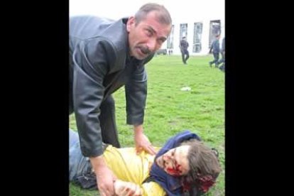 El comandante en jefe de las tropas rusas en el Cáucaso Norte, general Valeri Baránov, y varios ministros resultaron gravemente heridos en la explosión.