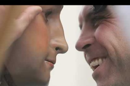 El San Sebastián, durante su recorrido, trata de negar su fe cristiana al público caminado siempre dando la espalda al Santísimo. Lo hace con el rostro tapado por una careta para ocultar su identidad.