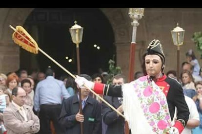 Tradición, leyenda y devoción religiosa de entremezclaron una vez más en la mañana de ayer en Laguna de Negrillos durante la procesión del Corpus Christi.