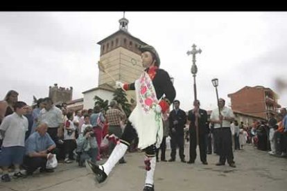 Finalmente, reconoce su fe al realizar una venia o reverencia ante la Sagrada Forma, ya con la cara descubierta y en presencia de todo el público. Inmediatamente después desaparece del lugar corriendo.