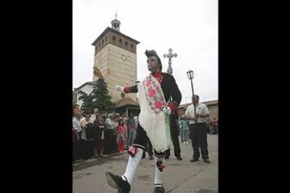 El firme y lento paso marcial de un arrogante San Sebastián y el caminar descalzo del humilde San Juan Bautista dotan a la procesión de un gran valor.