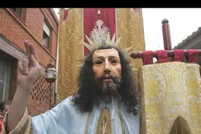 Aunque la celebración está dedicada al Santísimo Sacramento,  la popularidad adquirida  por parte del personaje de San Sebastián le convierten en el centro de casi todas las miradas.