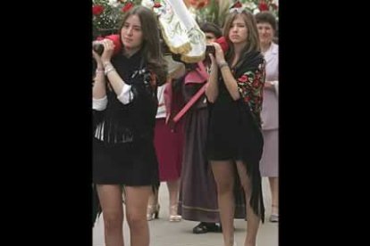 Las mujeres de la localidad portan la imagen de la Virgen.