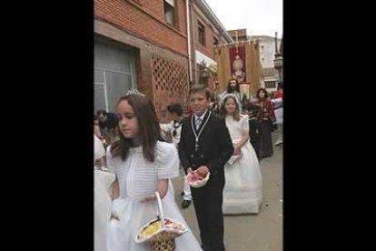 Uno grupo de niños, vestidos de primera comunión, acompañaron la comitiva como es tradicional.