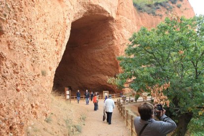 La Cuevona es uno de los lugares donde hay peligro de pequeños derrumbes. Por eso está prohibido el acceso. L. DE LA MATA