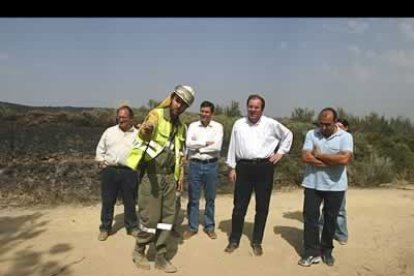 Un operario explica al presidente, acompañado por otros altos cargos de la institución autonómica, las actuaciones llevadas a cabo para extingir el incendio.