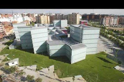 Si algo tiene el edificio de característico es la ingente obra de herrería que sustenta la fachada y sus 9.400 cristales inspirados en la vidriera de la Catedral, en la quinta nave del templo gótico leonés.