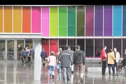 El Musac abrió sus puertas al público el pasado mes de diciembre con «Emergencias», una exposición de 55 artistas con la que se denuncian las grandes injusticias de la humanidad.