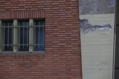 La fachada presenta desperfectos. F. Otero Perandones.