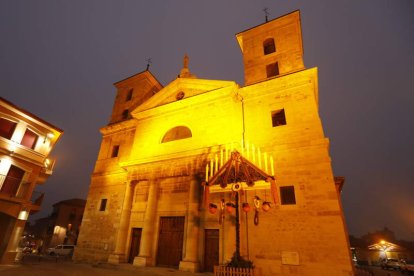 En las imágenes que ilustran estas páginas se puede apreciar el arco circular que da entrada al mercadillo navideño, la Coral Coyantina y el Coro Infantil de Ceip Bernardino Pérez cantando villancicos, el ramo leonés instalado delante de la iglesia, el belén de la plaza Mayor, un detalle de la fachada del Ayuntamiento y varias personas disfrutando del mercadillo