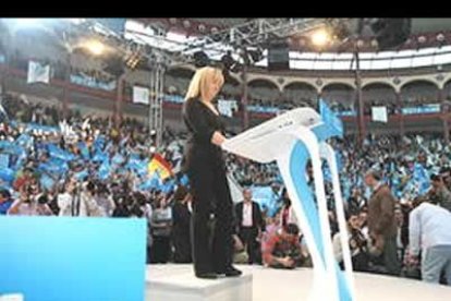 a presidenta provincial del Partido Popular en León, Isabel Carrasco, entusiasmada por la masiva respuesta de los simpatizantes, lanzó su primera arenga: «Hoy León es una fiesta popular . Querido Mariano, en León y en España las cosas no van tan bien como las pintan. Por eso en Castilla y León queremos que cambie el Gobierno central».   Carrasco continuó su breve intervención asegurando que la última legislatura han sido «cuatro años perdidos para España y para Castilla y León». «Y Zapatero, ¿qué es lo que ha hecho por León? Nada», se respondió. «Han sido cuatro años denunciando la falta de compromiso. Ni Ave, ni peajes, ni apuesta por los pueblos, ni crea riqueza... Nada que ver con la época en la que gobernaba el PP en Madrid con Aznar».