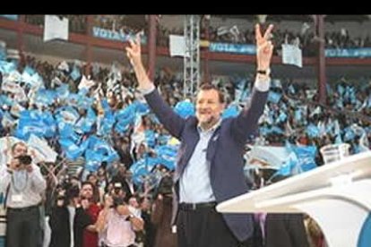 El candidato del Partido Popular anunció que cuando llegue a La Moncloa «yo me ocuparé de León y de Castilla y León; yo sí, seré yo el que se ocupe de León y de Castilla y León» y acusó a de incumplir sus promesas con León: «¿Dónde está el Plan Oeste?, ¿Dónde está la Ciudad de la Energía de Ponferrada? ¿Dónde está el AVE León-Valladolid?, ¿Dónde están los peajes?, ¿Dónde está la autovía León-Valladolid?».